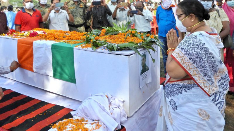 बालोद : मंत्री श्रीमती अनिला भेंडिया ने नक्सल हिंसा में शहीद जवान को अर्पित की विनम्र श्रद्धांजलि