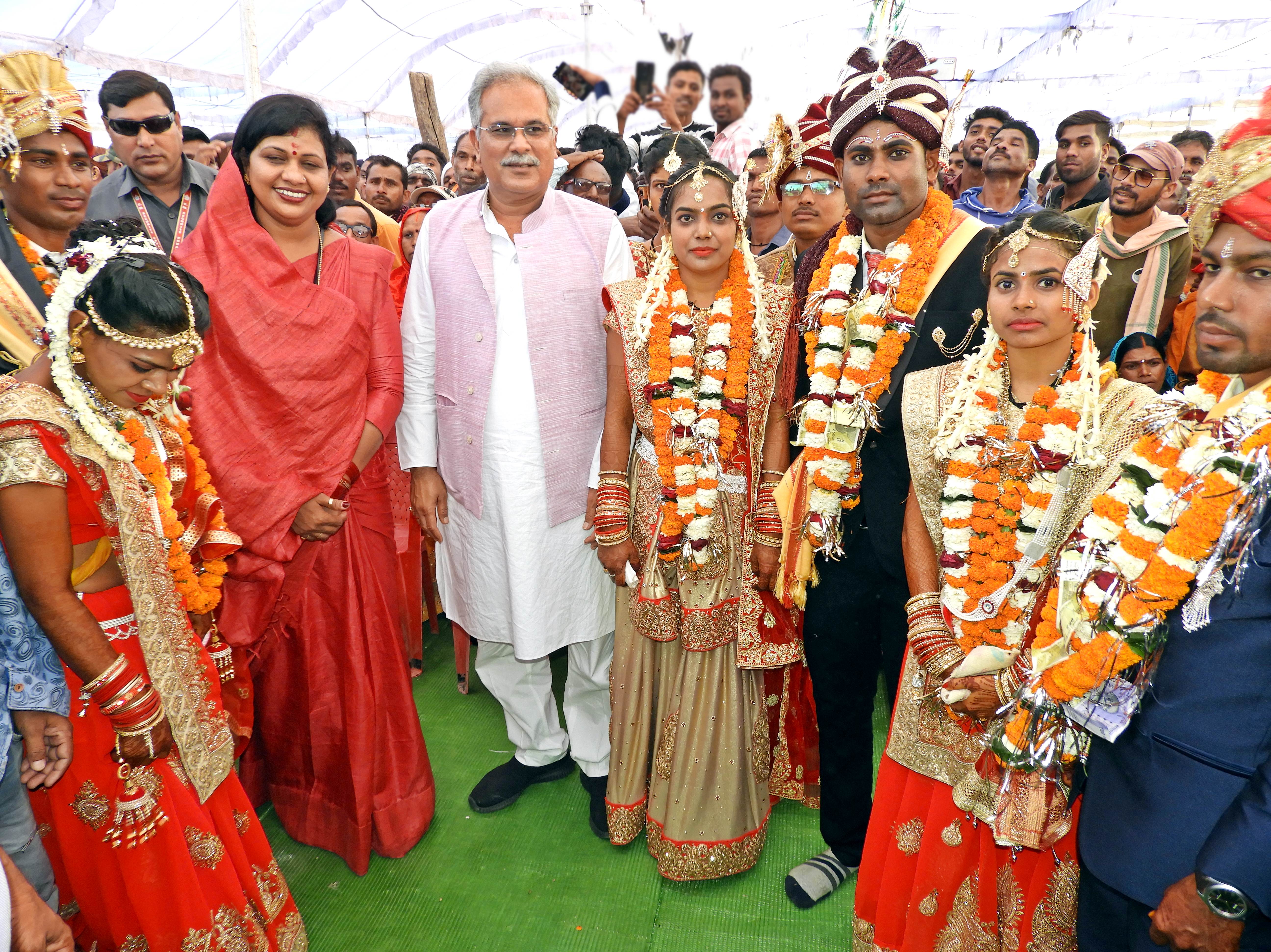 हरदिहा साहू समाज द्वारा आयोजित सामूहिक आदर्श विवाह समारोह में शामिल हुए मुख्यमंत्री