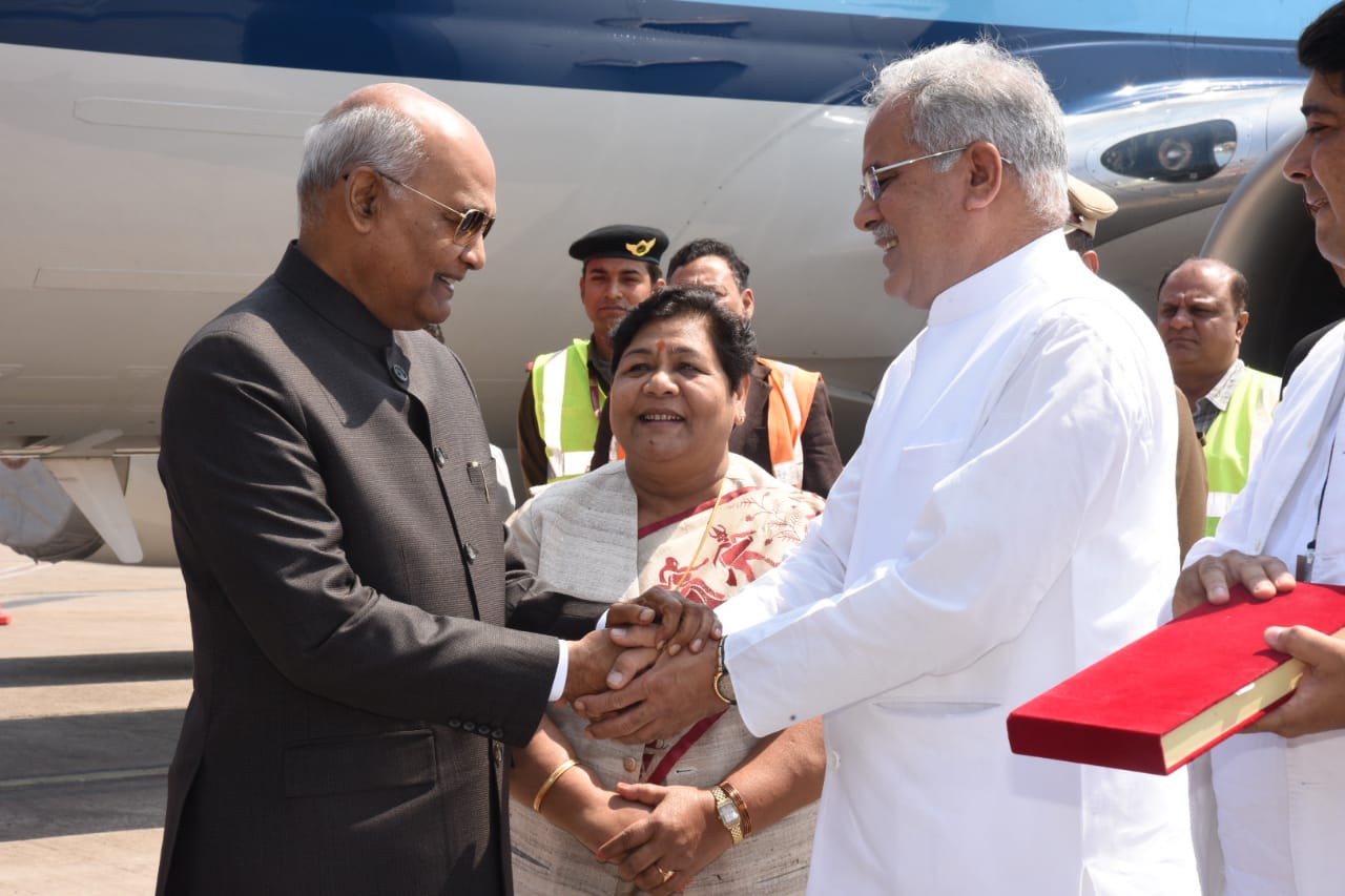 विमानतल पर राष्ट्रपति का आत्मीय स्वागत: बिलासपुर के लिए रवाना