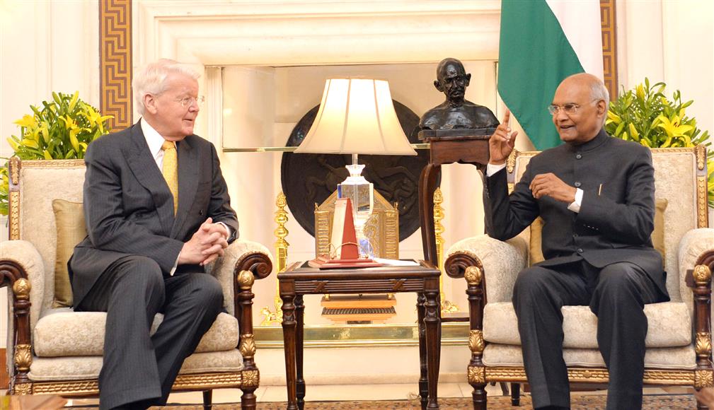 आईसलैंड के पूर्व राष्ट्रपति श्री ओलाफुर रगनार ग्रिम्सन ने राष्ट्रपति से मुलाकात की