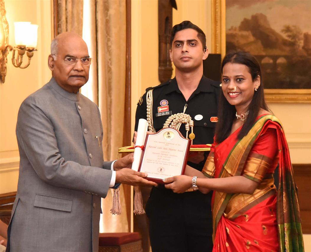 राष्‍ट्रपति ने 61वें वार्षिक ललित कला अकादमी पुरस्‍कार प्रदान किए