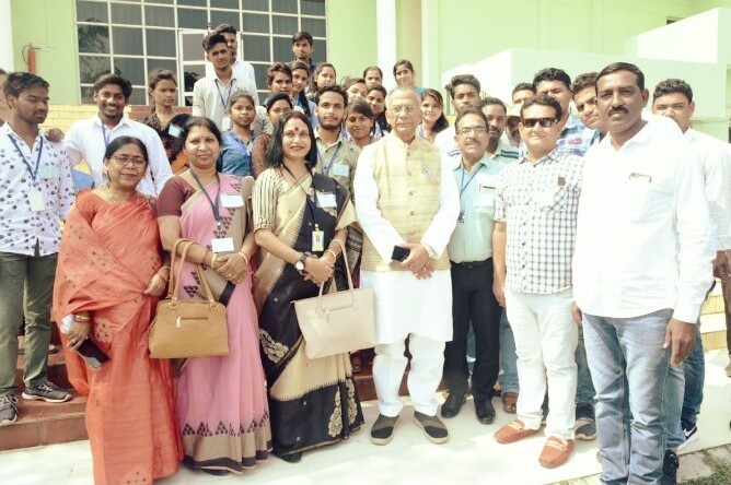 कॉलेज के छात्रों ने देखी विधानसभा की कार्रवाई: गृहमंत्री के साथ खिचवाई फोटो