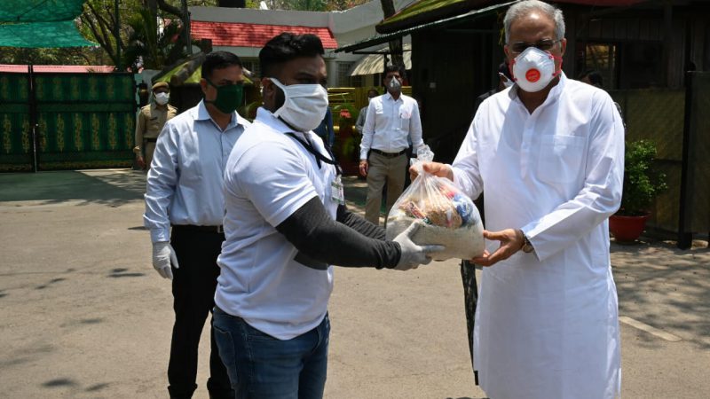 मुख्यमंत्री श्री बघेल छत्तीसगढ़ के लोक कलाकारों के लिए ‘डोनेशन ऑन व्हील अभियान’ में भेंट किए राशन के एक हजार पैकेट