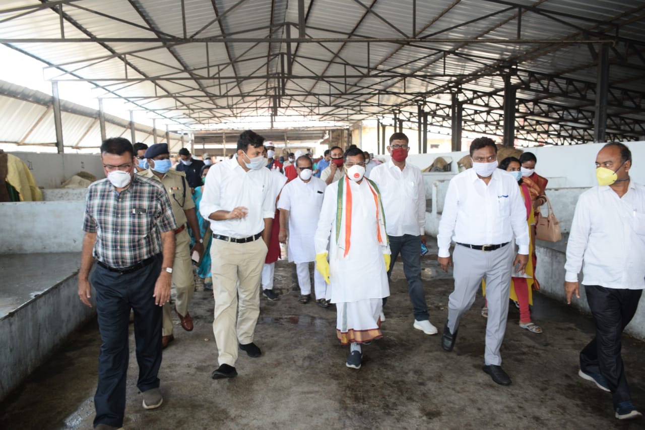 मंत्री कवासी लखमा ने किसान बाजार सामुदायिक भवन व जिला अस्पताल का किया औचक निरीक्षण