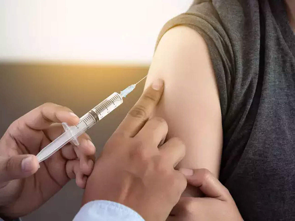 बन जाए वैक्सीन, वह खुद पर लगवा रहा इंजेक्शन