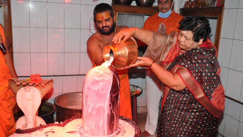 राज्यपाल भिलाई स्थित राजराजेश्वरी मंदिर में भगवान शिव की पूजा-अर्चना की