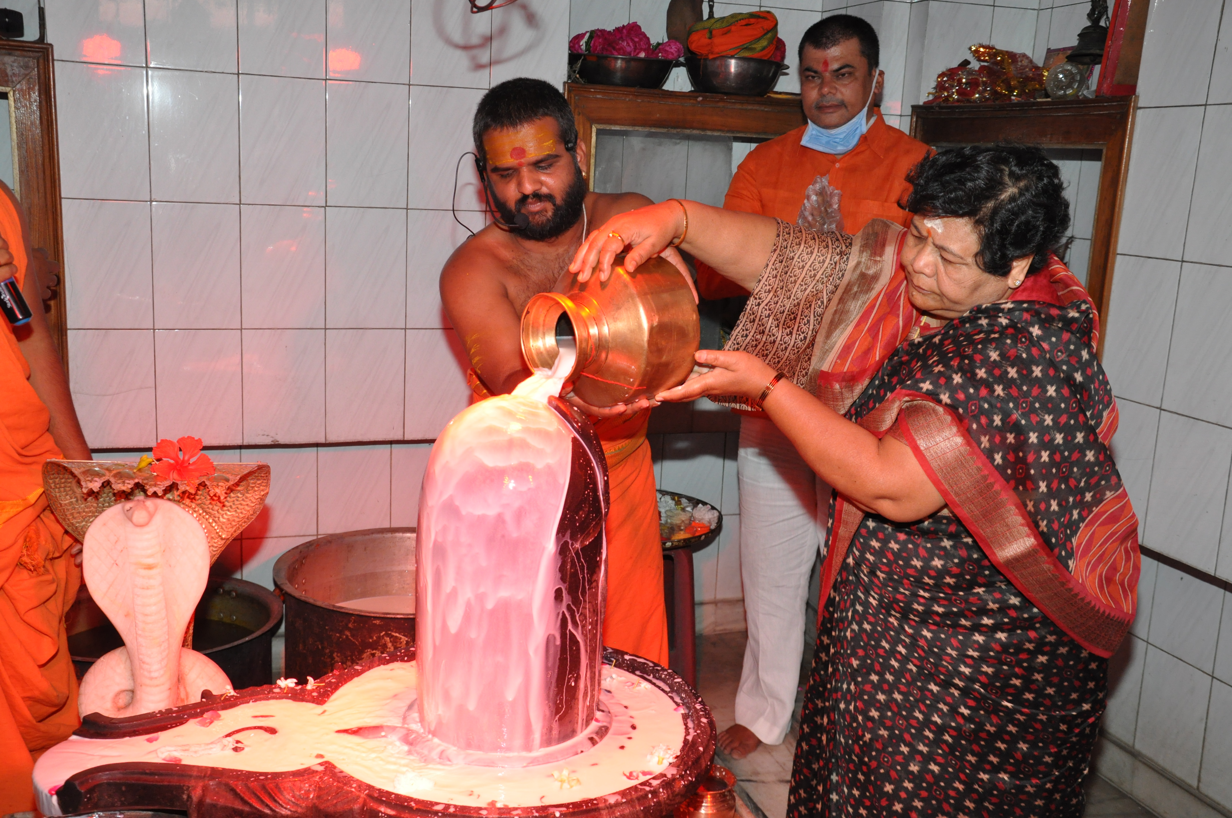 राज्यपाल भिलाई स्थित राजराजेश्वरी मंदिर में भगवान शिव की पूजा-अर्चना की