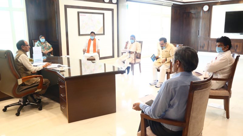 मुख्यमंत्री श्री चौहान ने राज्य में कोरोना नियंत्रण पर मंत्रीगण से चर्चा की