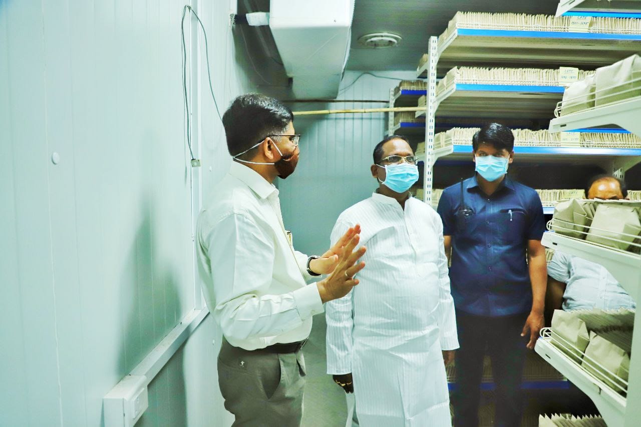 खाद्य मंत्री भगत ने इंदिरा गांधी कृषि विश्वविद्यालय के अनुसंधान एवं विस्तार गतिविधियों का लिया जायजा