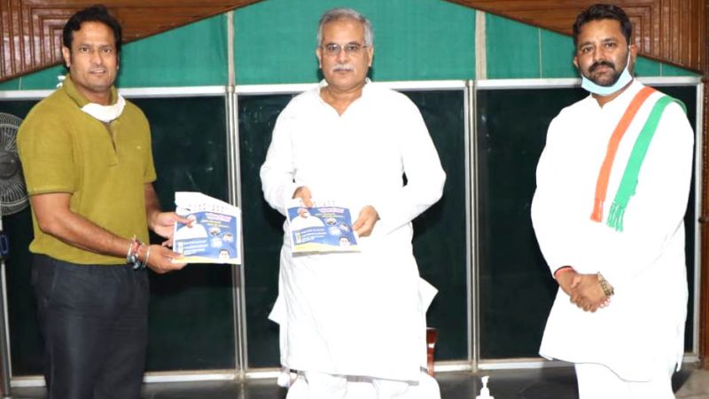 मुख्यमंत्री भूपेश बघेल ने निःशुल्क मास्क-वितरण का किया शुभारंभ