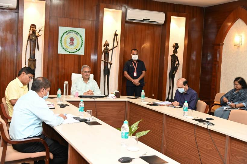 मुख्यमंत्री भूपेश बघेल ने आज यहां अपने निवास कार्यालय में आयोजित बैठक में वित्त विभाग की समीक्षा की