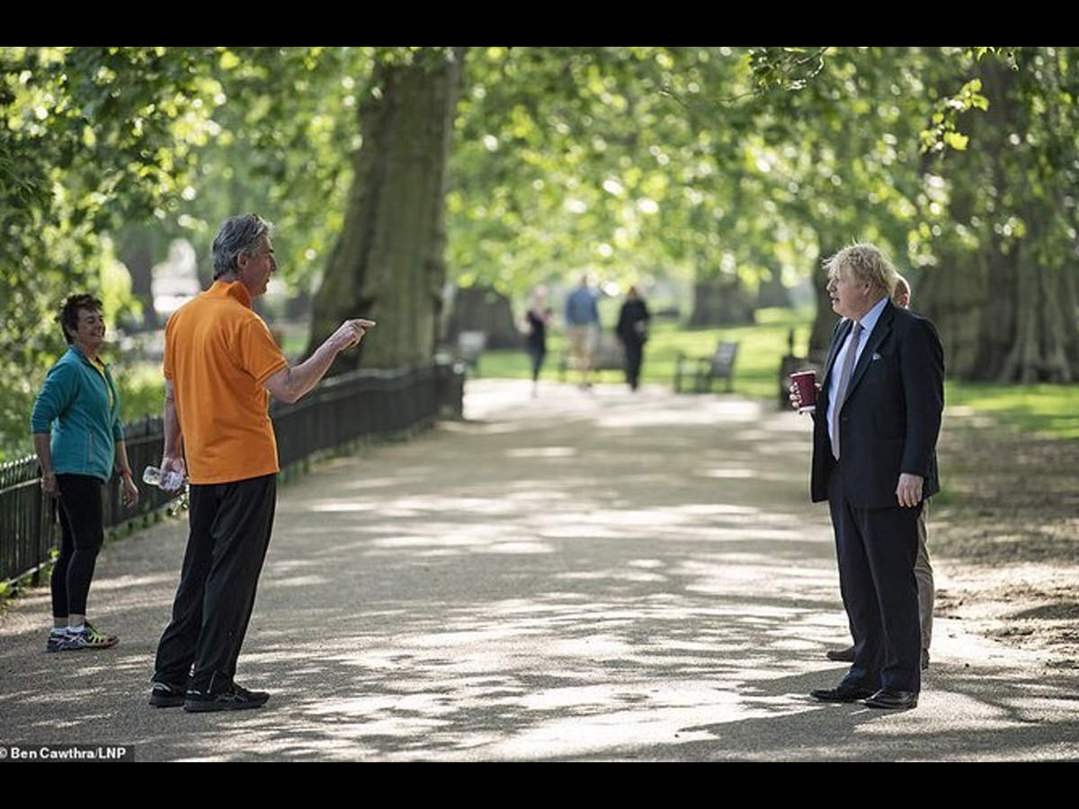 पार्क में टहलते PM Boris की इस तस्वीर ने जीते दिल