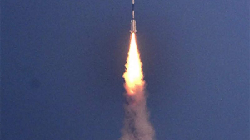 जलते हुए पृथ्वी पर लौटा चीनी रॉकेट का मलबा