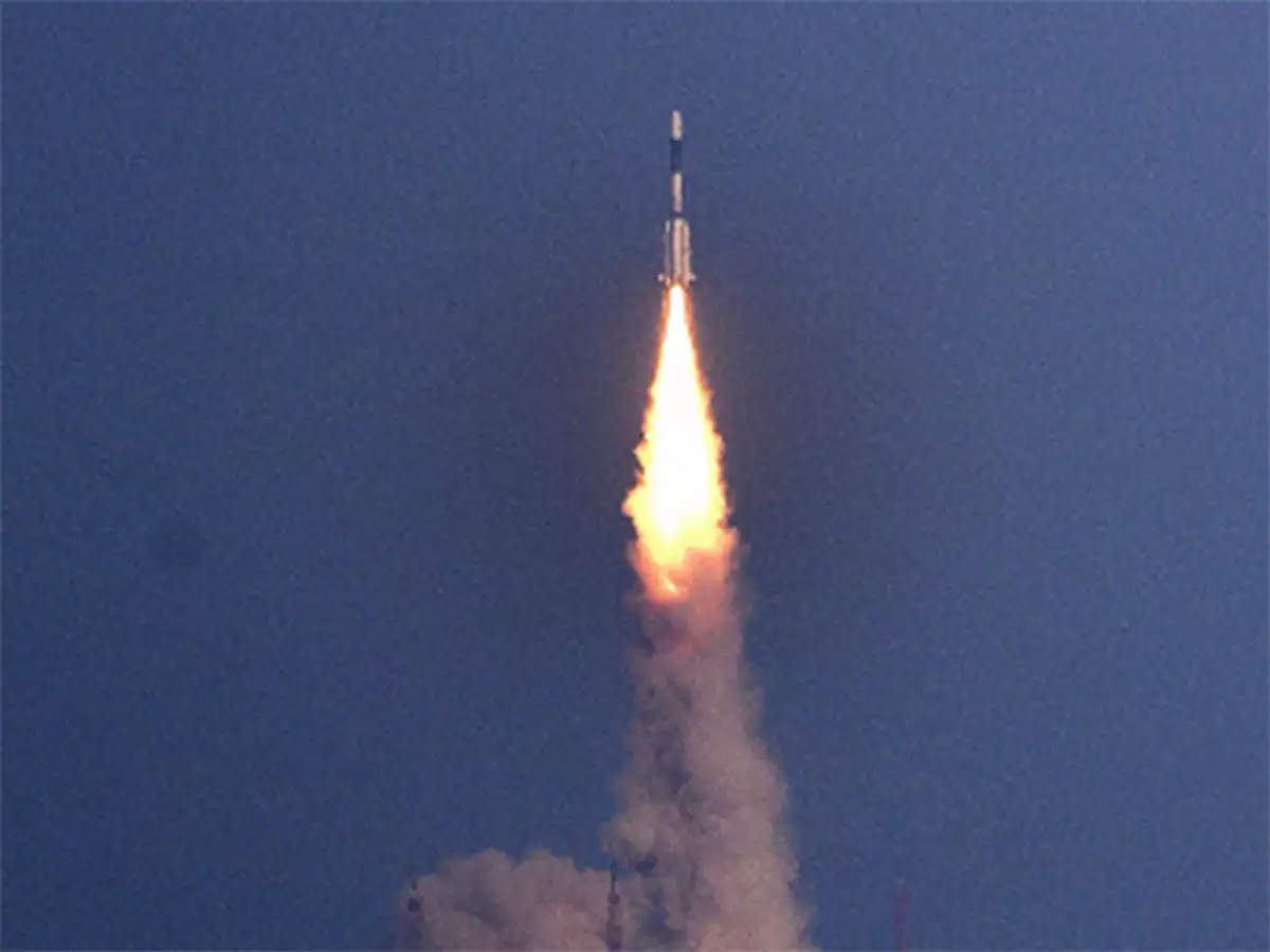 जलते हुए पृथ्वी पर लौटा चीनी रॉकेट का मलबा