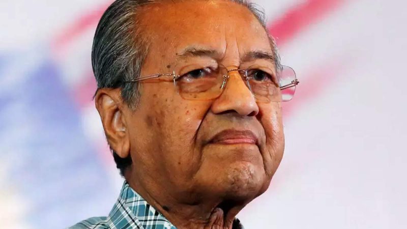 पूर्व मलेशियाई PM अपनी ही पार्टी से बाहर