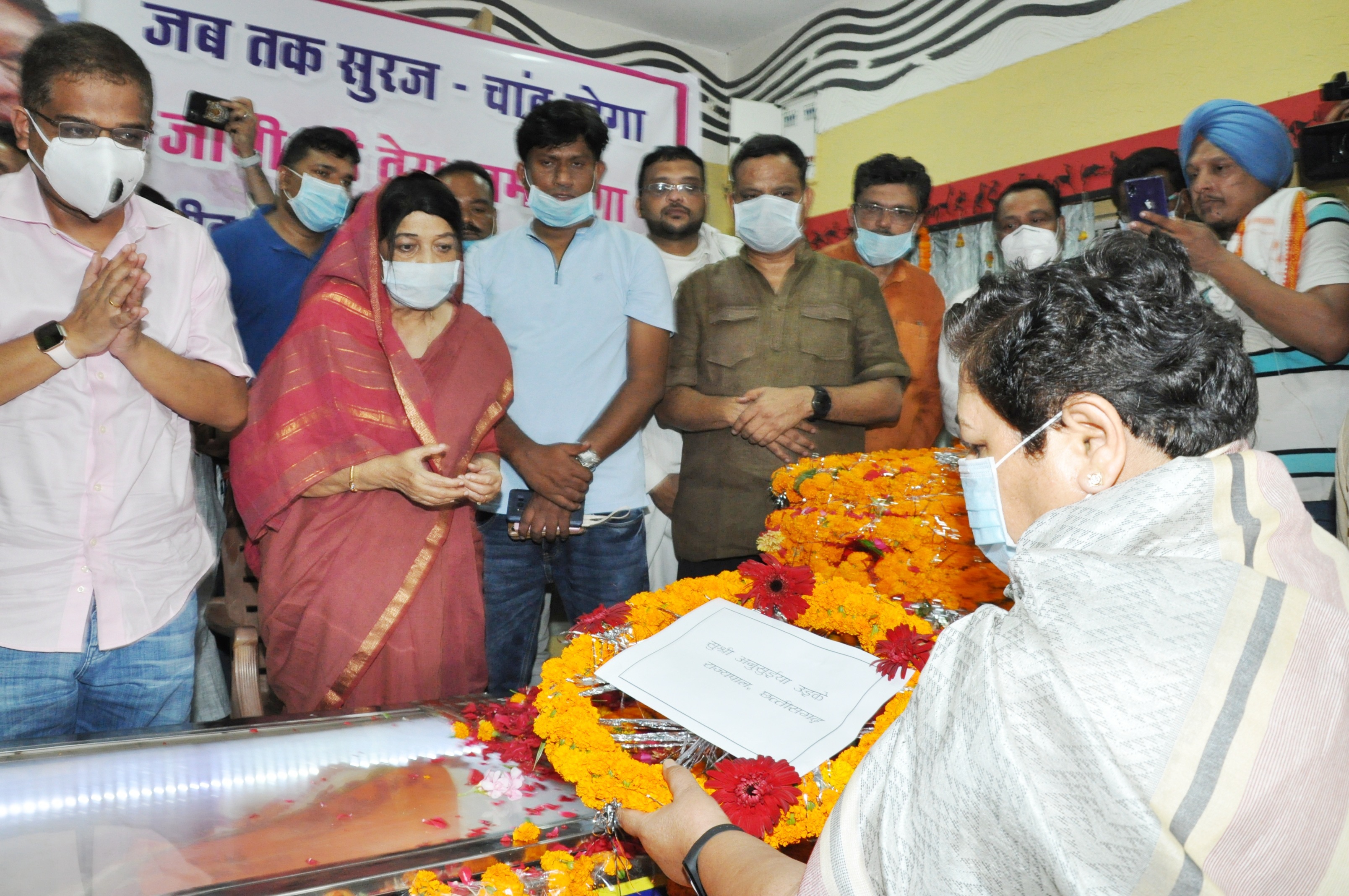 राज्यपाल ने पूर्व मुख्यमंत्री श्री अजीत जोगी के  पार्थिव शरीर पर पुष्पचक्र अर्पित कर श्रद्धांजलि दी