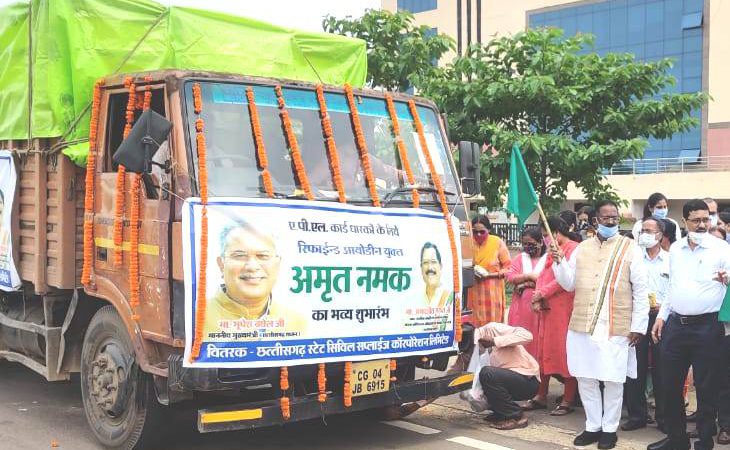 एपीएल कार्डधारियों को नमक का वितरण: मंत्री श्री भगत ने ट्रकों को हरी झण्डी दिखाकर किया रवाना
