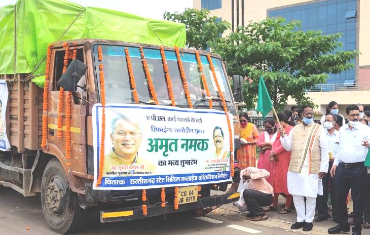 एपीएल कार्डधारियों को नमक का वितरण: मंत्री श्री भगत ने ट्रकों को हरी झण्डी दिखाकर किया रवाना