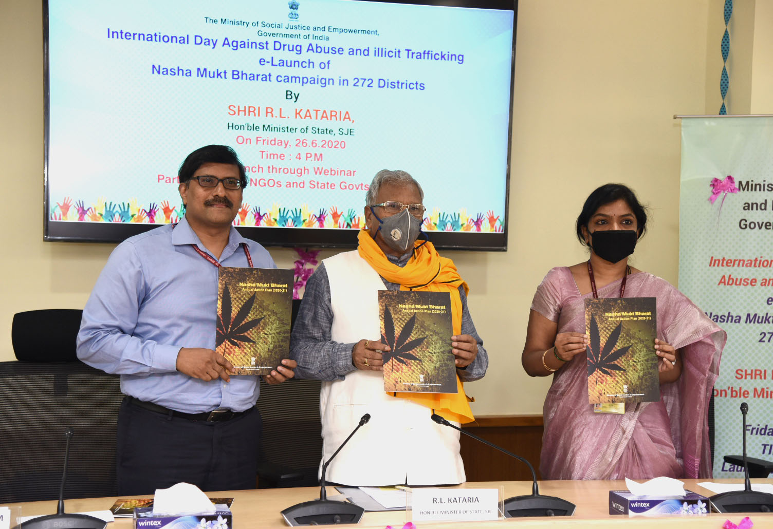 नशा मुक्त भारत : “अंतरराष्ट्रीय मादक पदार्थ सेवन और तस्करी निरोध दिवस” पर आज 272 सबसे ज्यादा प्रभावित जिलों के लिए वार्षिक कार्य योजना (2020-21) का ई-शुभारम्भ किया गया