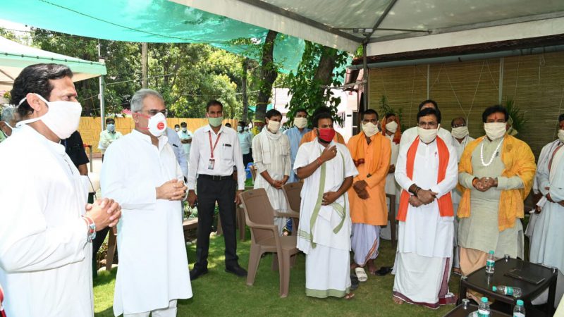 मुख्यमंत्री श्री भूपेश बघेल की धार्मिक स्थलों में फिजिकल डिस्टेंसिंग के साथ पूजा अर्चना आरम्भ करने की पहल का शंखनाद और मंत्रोच्चार के साथ 31 ब्राम्हणों ने व्यक्त किया आभार