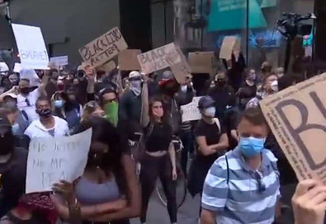 US: न्यूयॉर्क में जुटे प्रदर्शनकारी, 6 घंटे का कर्फ्यू