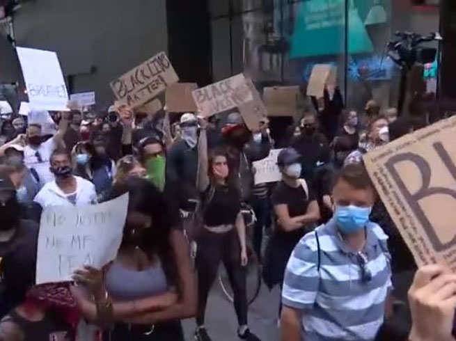 US: न्यूयॉर्क में जुटे प्रदर्शनकारी, 6 घंटे का कर्फ्यू