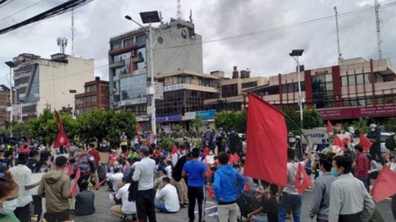 नेपाल: ओली सरकार के खिलाफ सड़कों पर छात्र