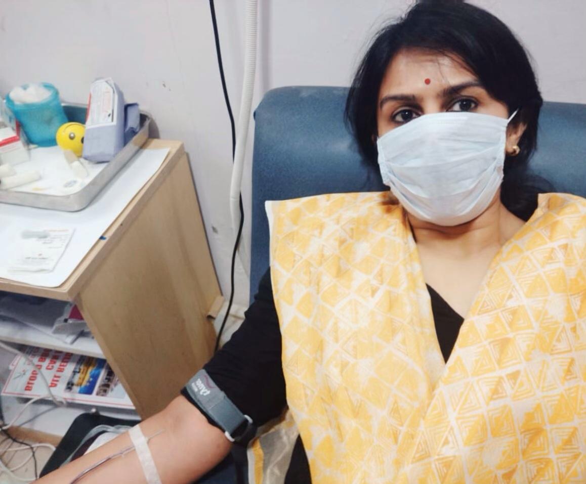 राष्ट्रीय स्वास्थ्य मिशन की संचालक डॉ. प्रियंका शुक्ला ने विश्व रक्तदाता दिवस पर किया रक्तदान