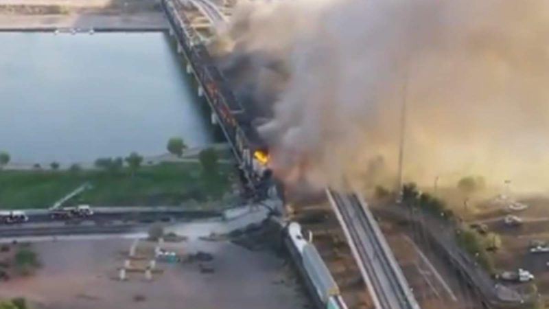 US में पुल पर डिरेल हुई मालगाड़ी, लगी आग