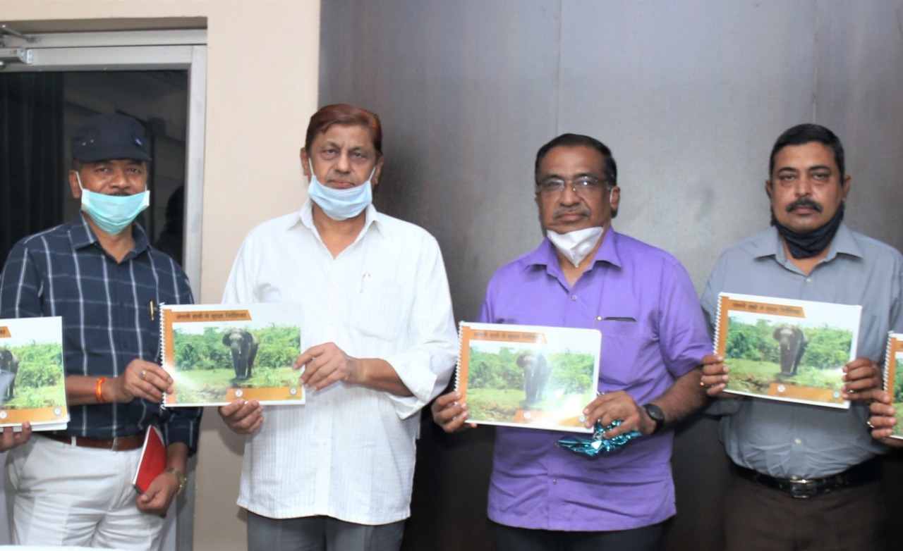 रायपुर : वन मंत्री ने किया ’जंगली हाथी से सुरक्षा निर्देशिका’ का विमोचन