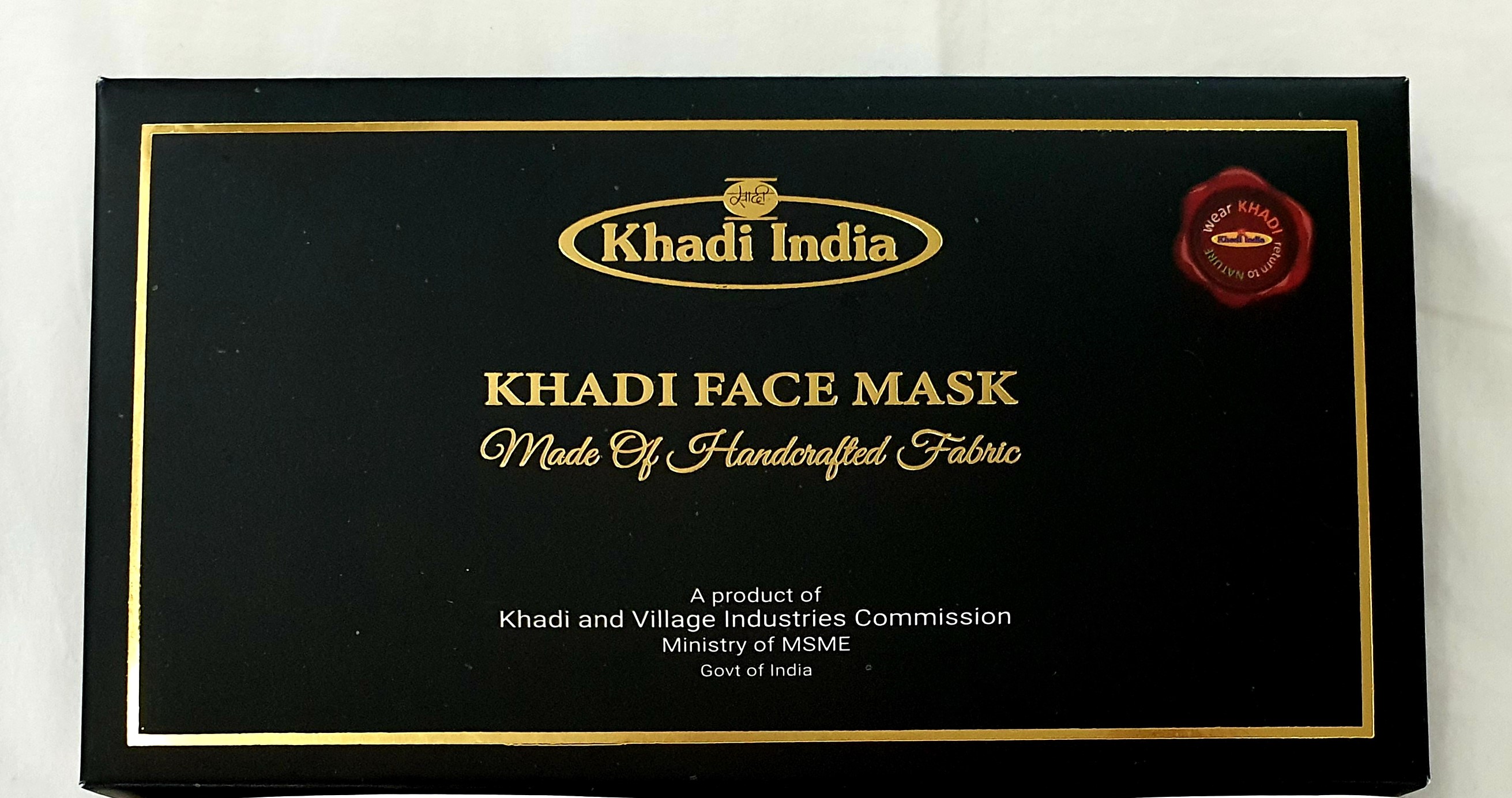 एमएसएमई मंत्री नितिन गडकरी ने रेशम के मास्क का केवीआईसी का उपहार बॉक्स लॉन्च किया