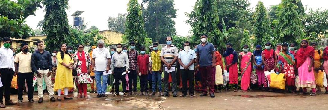 नारायणपुर : तमिलनाडु से राज्य के 35 मज़दूरों को कराया गया मुक्त