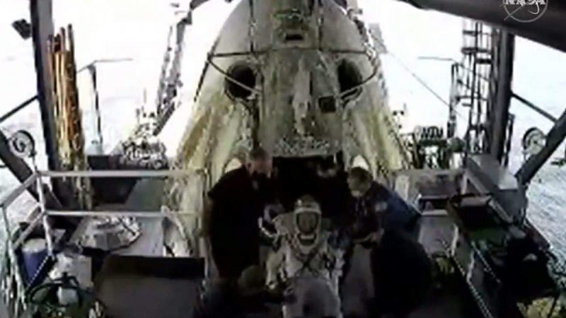 2 एस्ट्रोनॉट्स के साथ समुद्र में उतरा SpaceX ड्रैगन