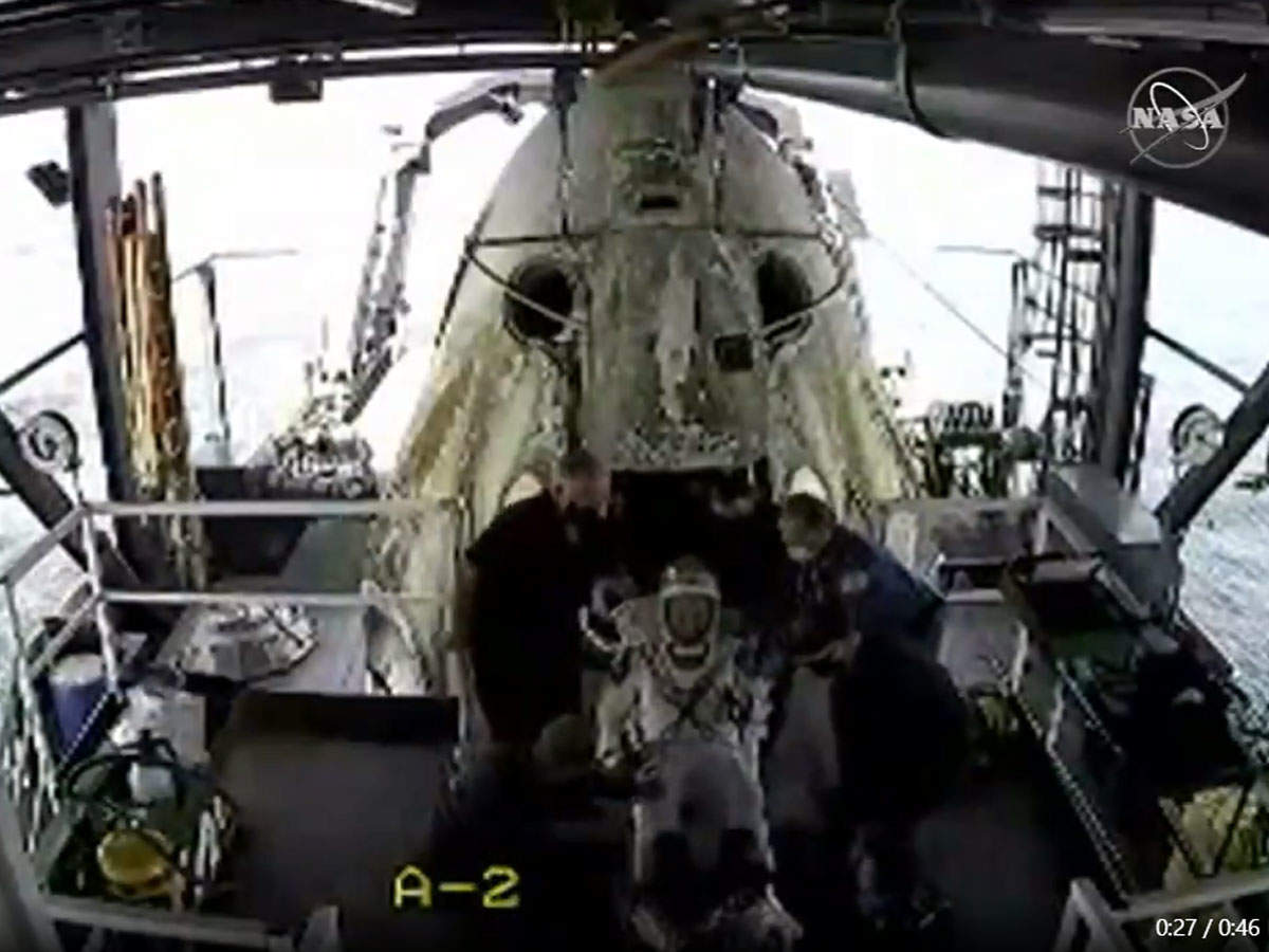 2 एस्ट्रोनॉट्स के साथ समुद्र में उतरा SpaceX ड्रैगन