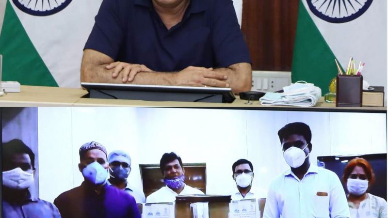 मुख्यमंत्री भूपेश बघेल की वर्चुअल मौजूदगी में छत्तीसगढ़ जकात फाउंडेशन ने कोरोना मरीजों के इलाज के लिए पांच ऑक्सीजन कंसंट्रेटर मशीन भेंट की