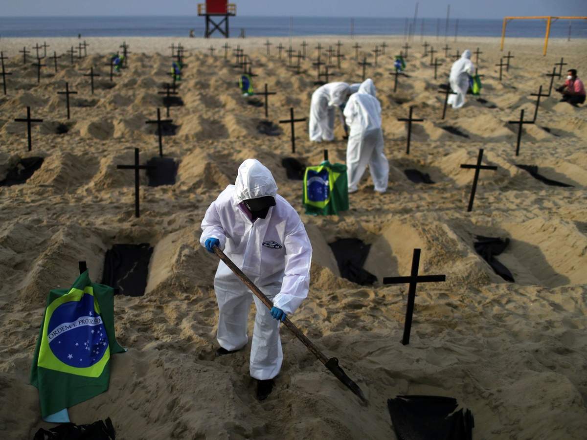 मास्क न पहनने वाले खोद रहे कोरोना से मरे लोगों की कब्र, अनोखी सजा से चर्चा में यह देश