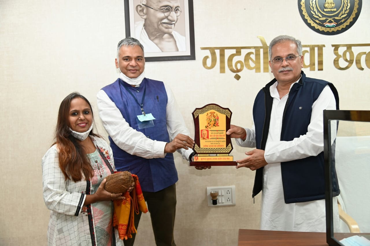 रायपुर : मुख्यमंत्री को कबीर शोध पीठ ने किया सम्मानित