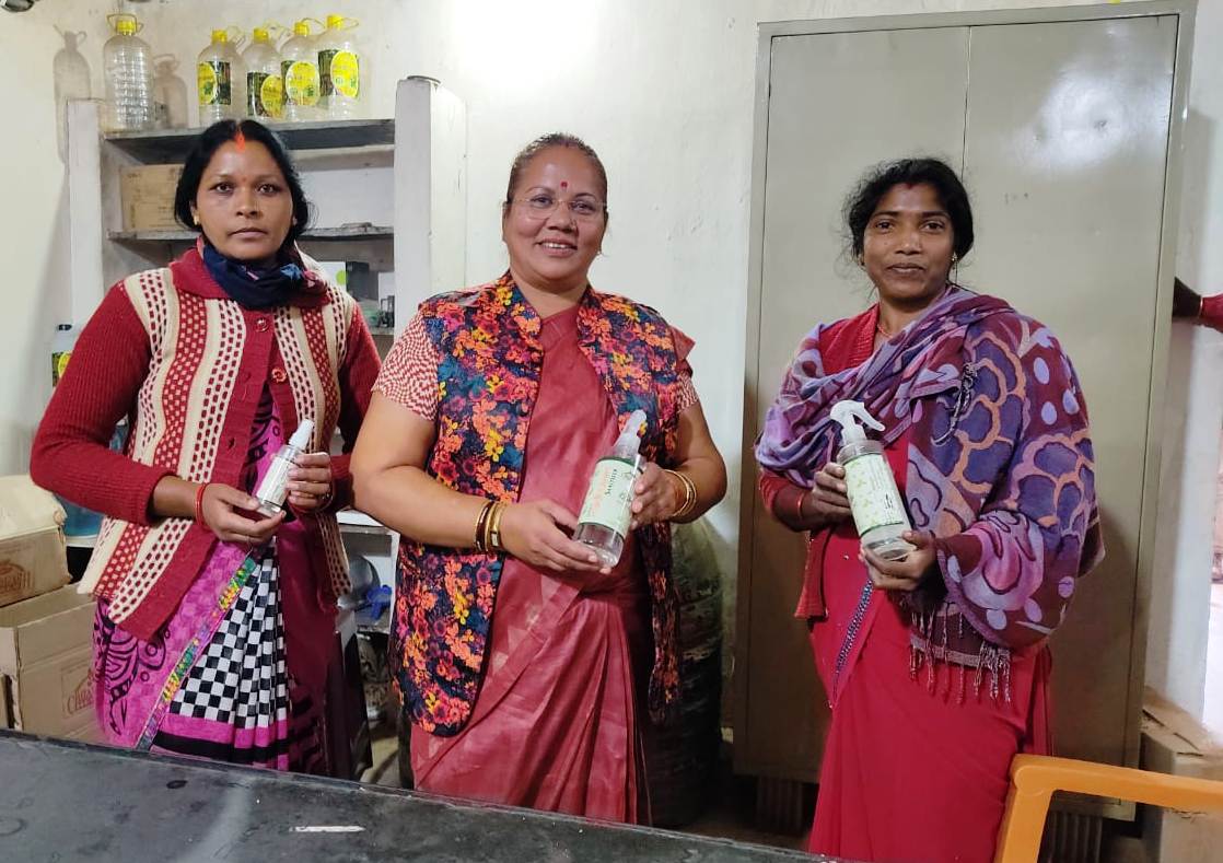 राज्य महिला आयोग की अध्यक्ष डॉ. नायक ने जशपुर के चाय बगान में कार्यरत महिलाओं के काम को सराहा