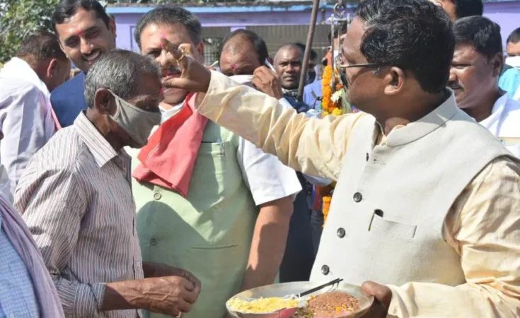 राज्य में किसानों से समर्थन मूल्य पर धान खरीदी शुरू खाद्य मंत्री ने ग्राम कुम्हारी में पूजा-अर्चना कर किया शुभारंभ