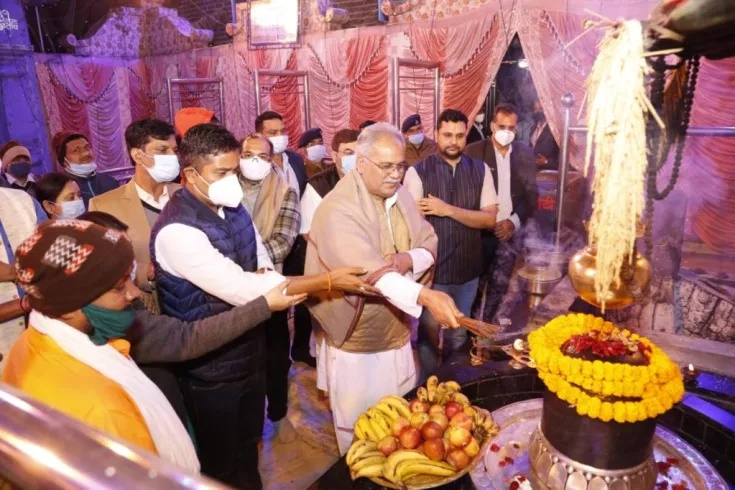 मुख्यमंत्री भूपेश बघेल ने बाबा धाम में की पूजा अर्चना, माँगी प्रदेश की खुशहाली की दुवा