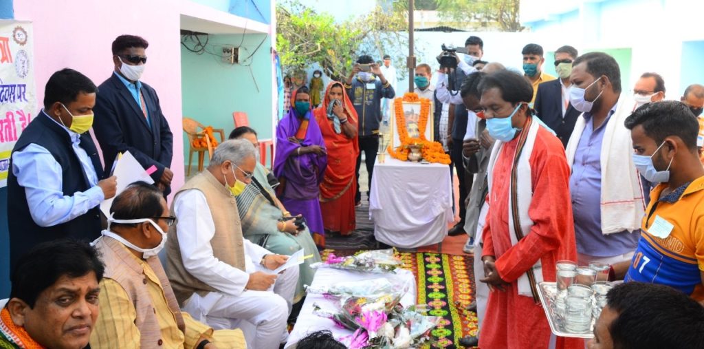 मुख्यमंत्री भूपेश बघेल ने सोनाखान में शहीद वीर नारायण सिंह के वंशजों से की मुलाकात