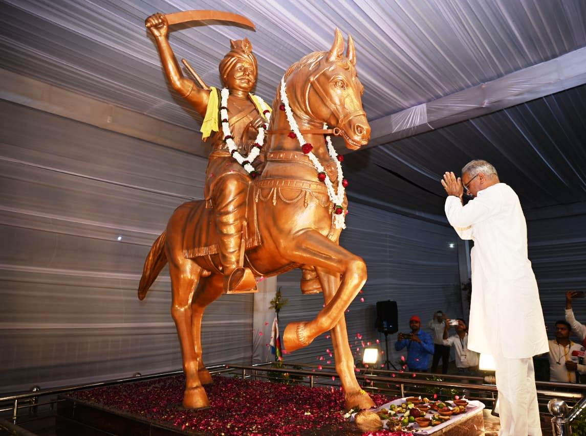 मुख्यमंत्री ने शहीद वीर नारायण सिंह की  आदमकद प्रतिमा का किया अनावरण