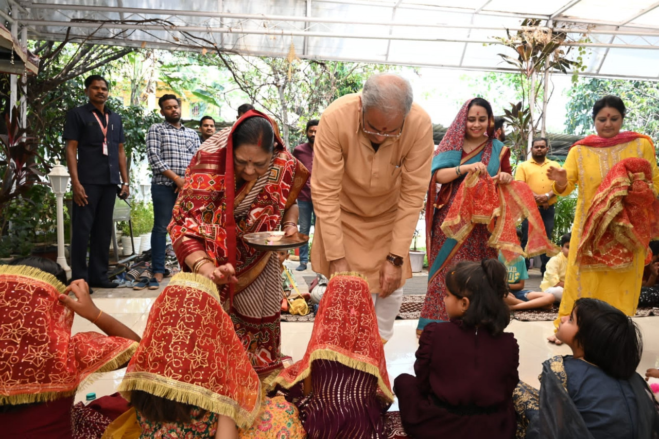 नवरात्रि के अवसर पर मुख्यमंत्री भूपेश बघेल और उनकी धर्मपत्नी श्रीमती मुक्तेश्वरी बघेल ने आज अपने भिलाई निवास में कन्या पूजन किया