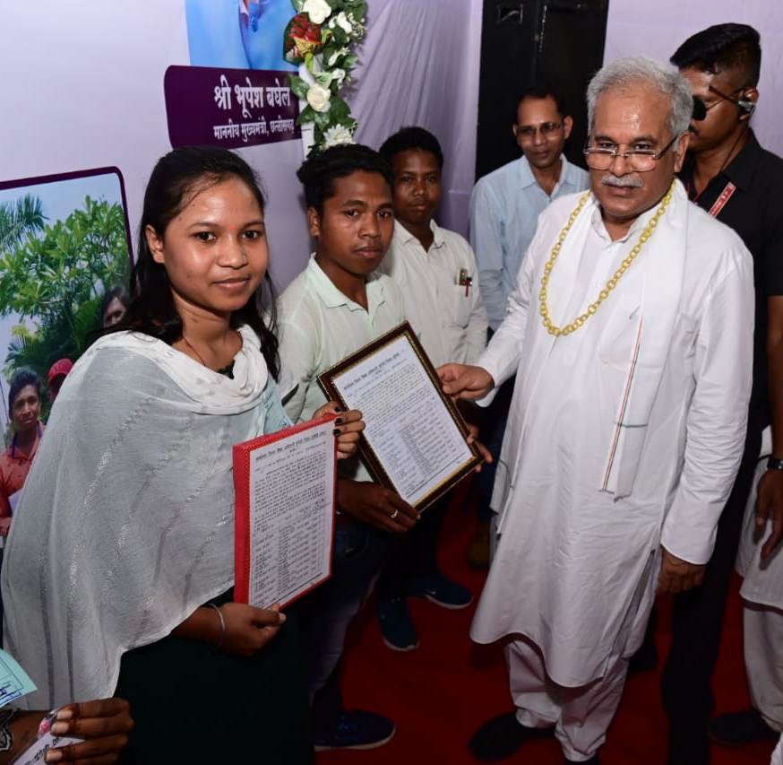 छत्तीसगढ़ सरकार के जन हितैषी फैसलों की पहुंच दूरस्थ अंचल तक-विशेष पिछड़ी जनजाति बैगा परिवारों में जागी आगे बढ़ने की ललक