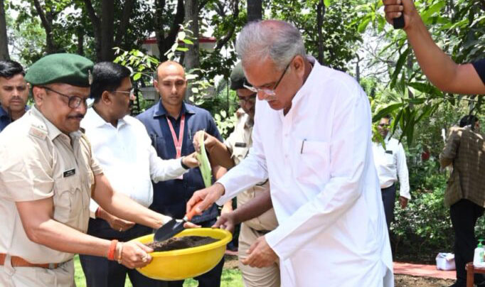 विश्व पर्यावरण दिवस : मुख्यमंत्री ने अपने निवास परिसर में रोपा आंवला का पौधा