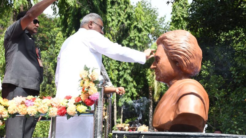 पेंड्रा में मुख्यमंत्री बघेल ने इंदिरा उद्यान में पूर्व प्रधानमंत्री स्व.श्रीमती इंदिरा गांधी की प्रतिमा का अनावरण किया