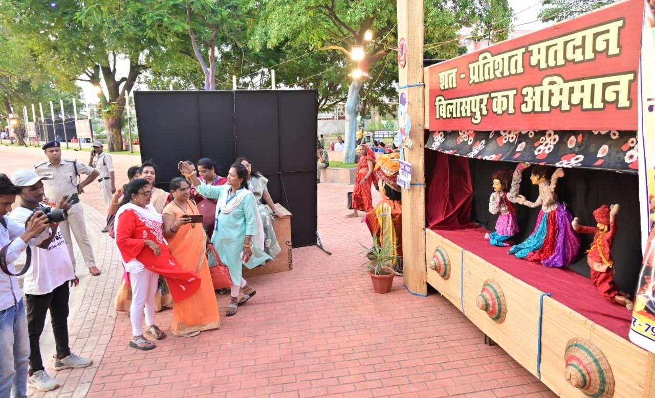 कठपुतली नृत्य बना आकर्षण का केंद्र,रोचक नृत्यों से मतदाताओं को दिया मतदान का संदेश