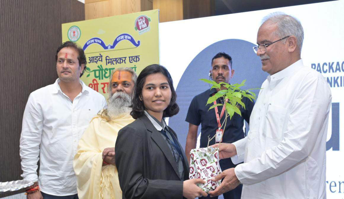 ‘आईये मिलकर एक पौधा लगाएं श्रीराम के नाम’ कार्यक्रम में शामिल हुए मुख्यमंत्री, बच्चों को किया पौधों का वितरण