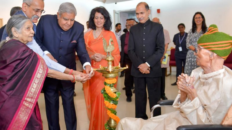 उपराष्ट्रपति ने श्रीमती चारुमती निर्वाण की बाघों पर आयोजित प्रदर्शनी का उद्घाटन किया