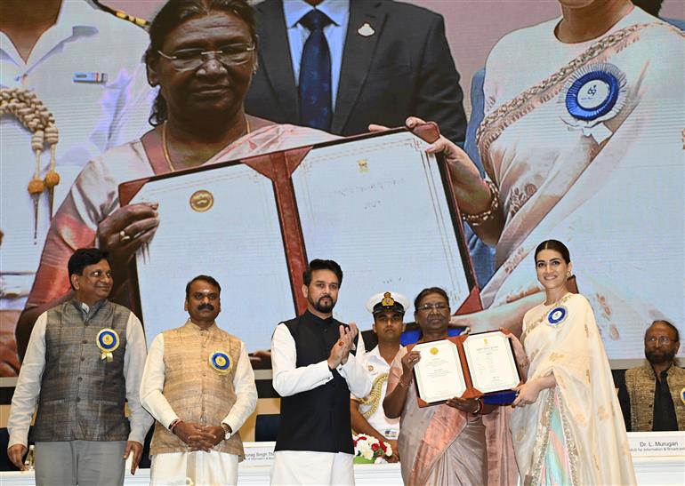 राष्ट्रपति श्रीमती द्रौपदी मुर्मु ने 69वें राष्ट्रीय फिल्म पुरस्कार प्रदान किए